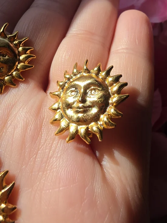 Whimsical 90s Gold Sun Face Pendant Necklace and Clip-ins Earring Set - Picture 7 of 11